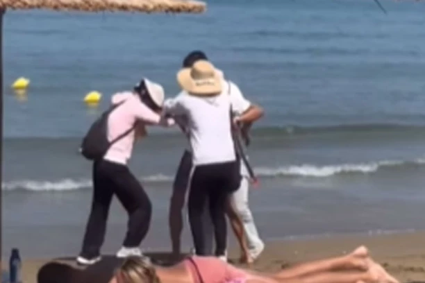 OPŠTA MAKLJAŽA NA GRČKOJ PLAŽI: Sevale pesnice na sve strane i leteli udarci nogama, a SVE ZBOG PRETUŽNE STVARI (VIDEO)