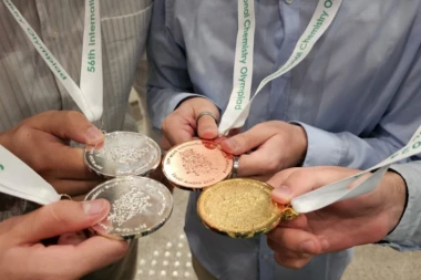 OD VELIKE BRITANIJE DO SAUDIJSKE ARABIJE NAŠI MLADI BRILJIRAJU NA OLIMPIJADAMA ZNANJA! Medalje za Srbiju na takmičenjima iz fizike, matematike i hemije - kompanija NIS podržala naše ekipe