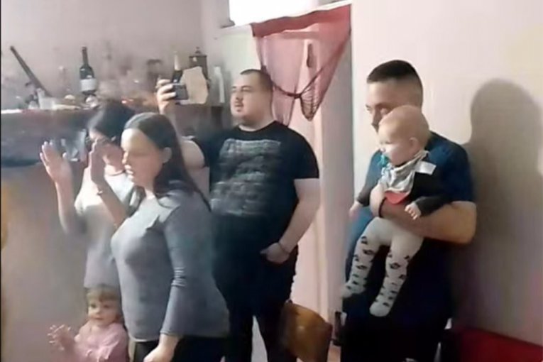 Rođendan brata Danke Ilić -otac Miloš snima sina, majku i ženu