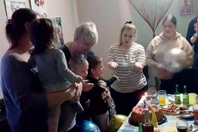 Rođendan brata Danke Ilić 
baka i mama animiraju dečaka