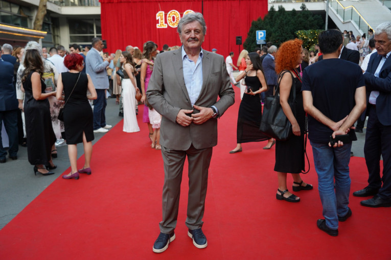 Radoš Bajić pustio brkove kao Radašin iz serije "Selo gori, a baba se češlja"