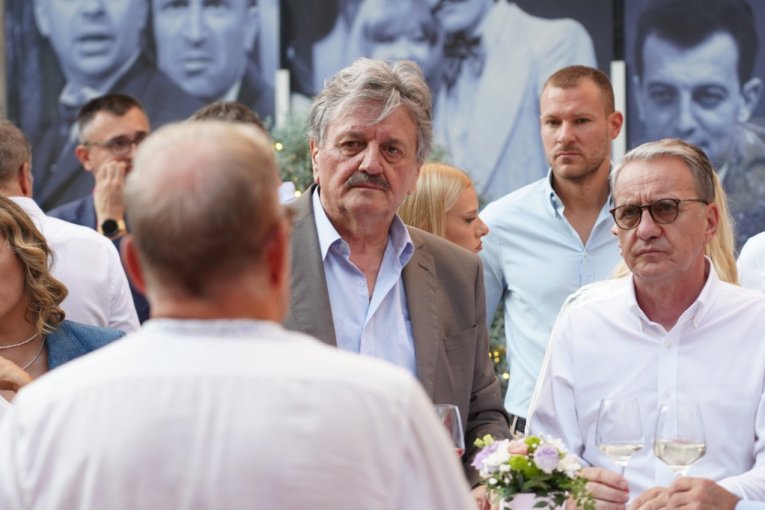 Radoš Bajić pustio brkove kao Radašin iz serije "Selo gori, a baba se češlja"