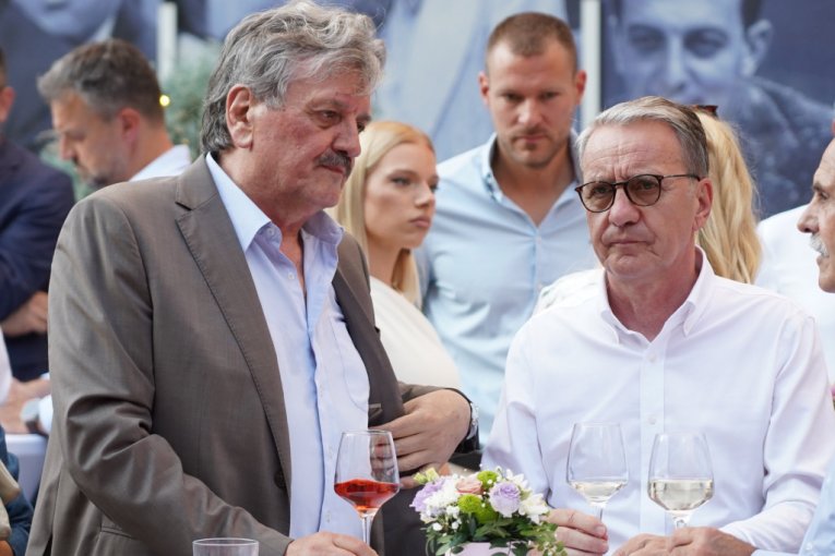 Radoš Bajić pustio brkove kao Radašin iz serije "Selo gori, a baba se češlja"