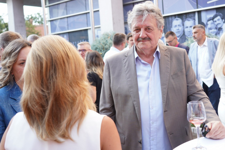 Radoš Bajić pustio brkove kao Radašin iz serije "Selo gori, a baba se češlja"