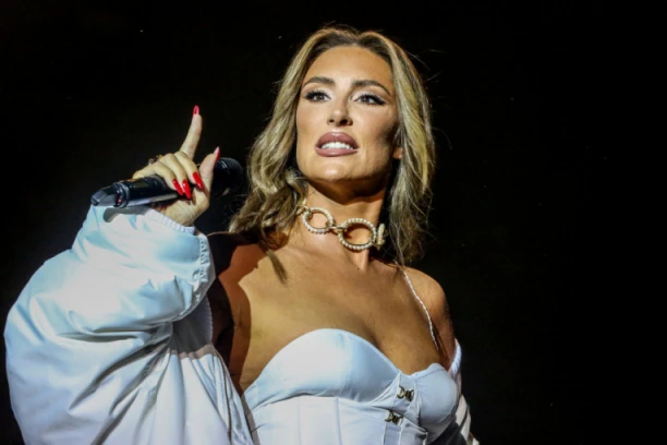 DA LI ZNATE KO SU RODITELJI SENIDE?! Više nisu ŽIVI, a pevačica je otkrila veliku porodičnu tajnu!