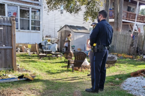 PRETRAŽIVAO DVORIŠTE DETEKTOROM ZA METAL, PA ŠOKIRAO SVE! Ispod betonske ploče naišao na jezivo otkriće - policija odmah reagovala!