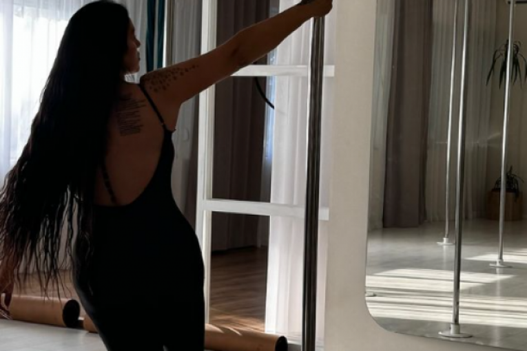 Seka Aleksić igra oko šipke