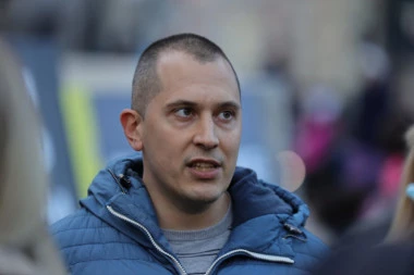 BOJAN SIMIŠIĆ OPET LAŽE! NAKON ŠTO JE OBMANUO JAVNOST KAKO MU PRIVODE SUPRUGU, SADA TVRDI DA ONA NIKOGA NE TUŽI: Sudski dokument "crno na belo" ga ponovo demantuje!