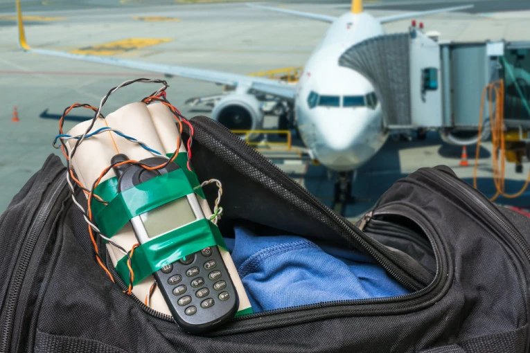 BOMBA NA AERODROMU? Pretnja podigla sve na noge, policija na licu mesta