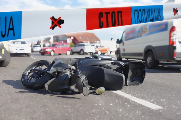 MOTOCIKLISTA TEŠKO POVREĐEN, HITNO PREBAČEN NA REANIMACIJU! Teška saobraćajna nesreća u Beogradu!