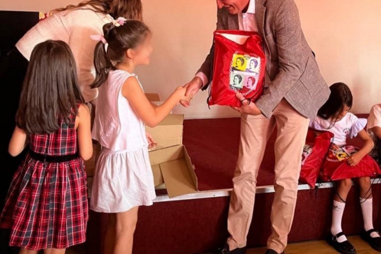 Predsednik opštine Savski venac Miloš Vidović podelio prvacima školski pribor
