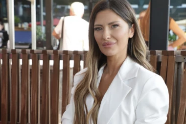 ANA RADULOVIĆ CVETA NAKON RAZVODA: Voditeljka se počastila BESNOM MAŠINOM od 80.000 EVRA!