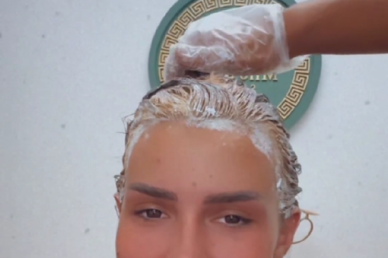 Anita Stanojlović Instagram ofarbala se u plavo