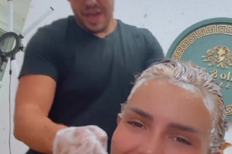 Anita Stanojlović Instagram ofarbala se u plavo