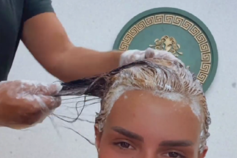 Anita Stanojlović Instagram ofarbala se u plavo