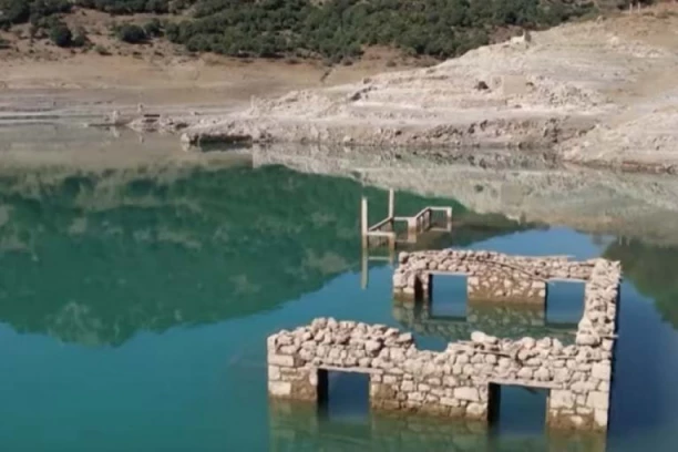 NEVEROVATNA SCENA U GRČKOJ, "OVO JE PRAVI KOŠMAR" Zbog ekstremnih vrućina sa dna jezera IZRONILO ČITAVO SELO (FOTO/VIDEO)