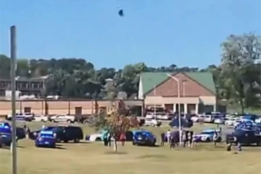 "IZAŠAO JE SA ČASA, MISLILI SMO DA IDE U TOALET"! Devojčica koja je sedela kraj dečaka ubice opisala šta je prethodilo MASAKRU U ŠKOLI!