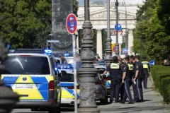 TALAČKA KRIZA U SUPERMARKETU! Policija već više od 10 sati pregovara sa naoružanim muškarcem! (VIDEO)