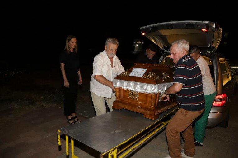 Dr Prle Savić, čovek u prugastoj majici, dočekao telo Bore Đorđevića u Opštoj bolnici Čačak