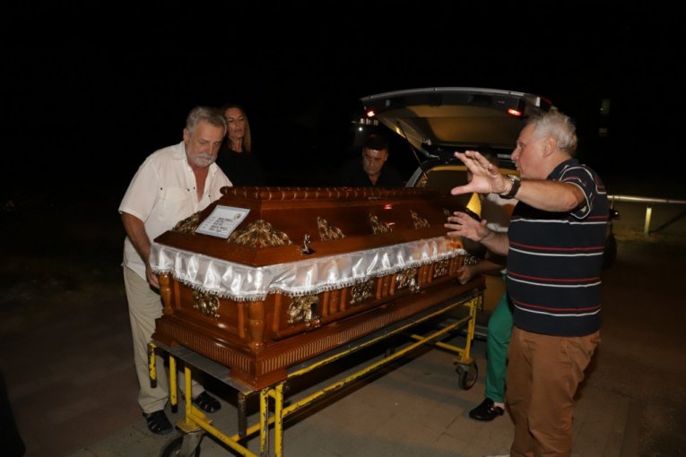 Dr Prle Savić, čovek u prugastoj majici, dočekao telo Bore Đorđevića u Opštoj bolnici Čačak