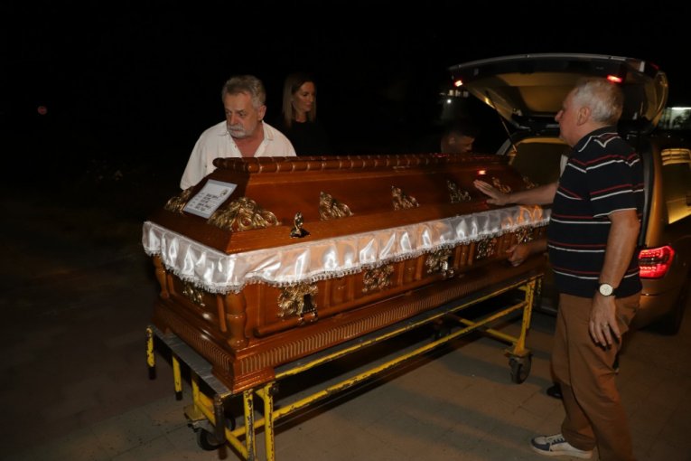 Dr Prle Savić, čovek u prugastoj majici, dočekao telo Bore Đorđevića u Opštoj bolnici Čačak