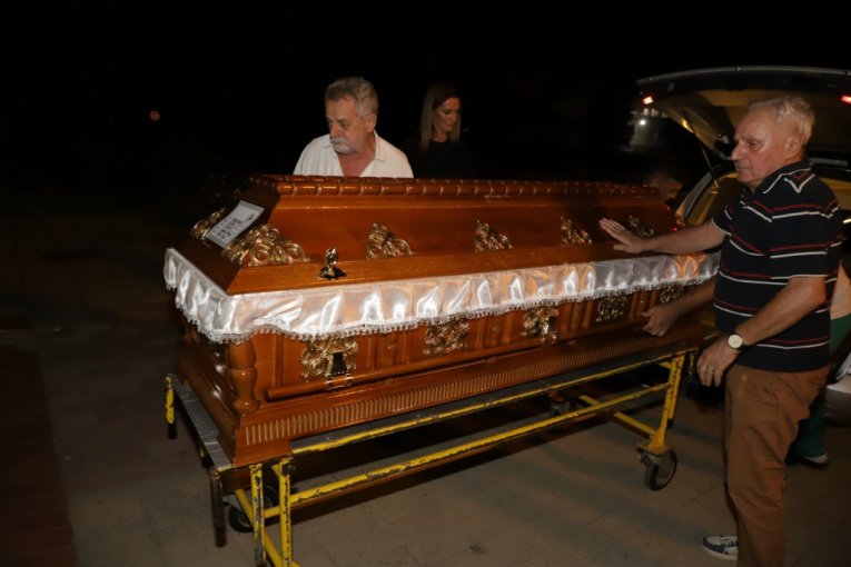 Dr Prle Savić, čovek u prugastoj majici, dočekao telo Bore Đorđevića u Opštoj bolnici Čačak