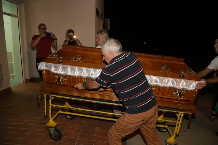 Dr Prle Savić, čovek u prugastoj majici, dočekao telo Bore Đorđevića u Opštoj bolnici Čačak