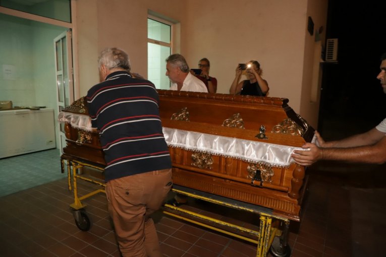 Dr Prle Savić, čovek u prugastoj majici, dočekao telo Bore Đorđevića u Opštoj bolnici Čačak