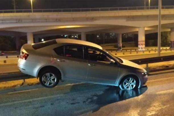 SAOBRAĆAJKA NA MOSTU NA ADI: Automobil se zakucao u bankinu, prednja strana vozila POPTUNO DEMOLIRANA!