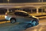 SAOBRAĆAJKA NA MOSTU NA ADI: Automobil se zakucao u bankinu, prednja strana vozila POPTUNO DEMOLIRANA!