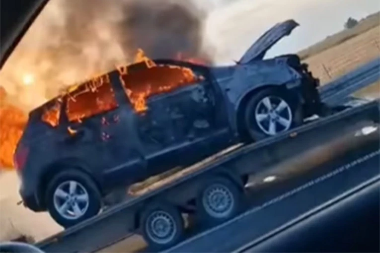 AUTOMOBIL GORI KAO ŠIBICA NASRED AUTO-PUTA: Jeziv snimak sa deonice Ruma-Šabac! (VIDEO)