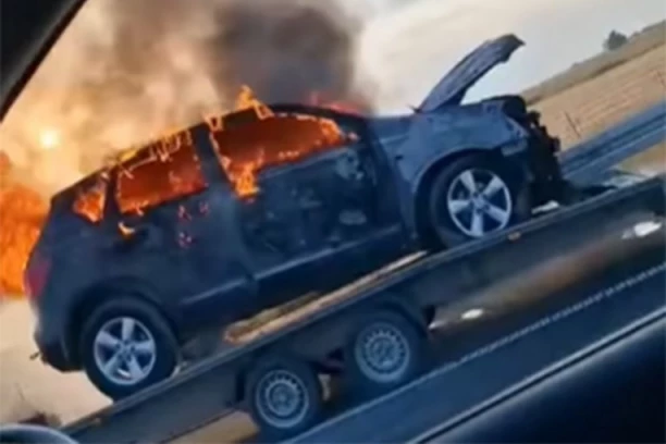 AUTOMOBIL GORI KAO ŠIBICA NASRED AUTO-PUTA: Jeziv snimak sa deonice Ruma-Šabac! (VIDEO)