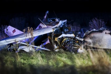 SRUŠIO SE AVION! Spasioci, hitna pomoć i policija na licu mesta, ne zna se ima li PREŽIVELIH!