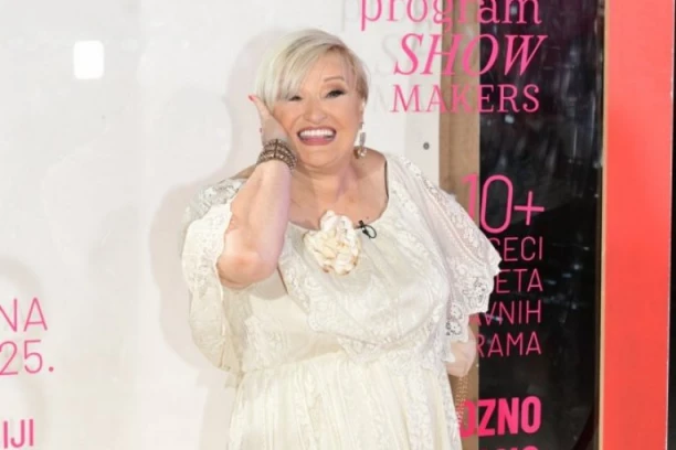 MILICA DUGALIĆ POKAZALA BUJNE GRUDI! Skinula se na pragu osme decenije, a svi komentarišu samo OVO! (FOTO)