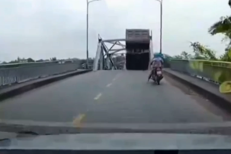 PAKAO NA ZEMLJI: Rupa na putu se otvorila i PROGUTALA dva automobila! (VIDEO)