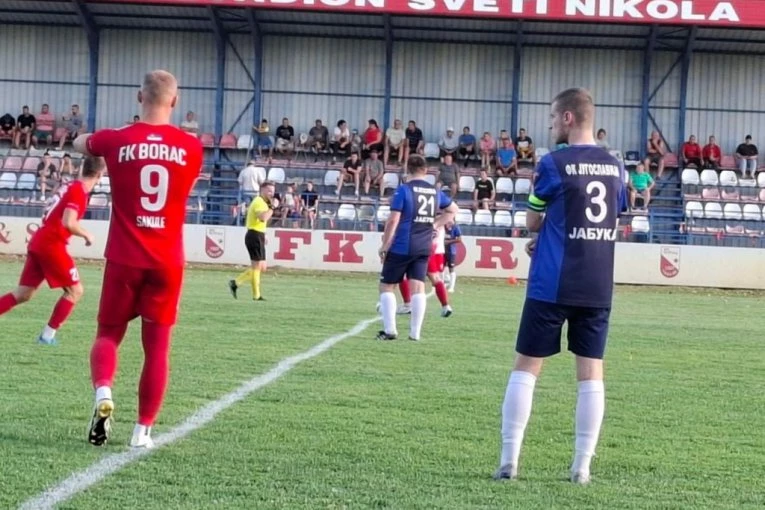 SKANDAL U SRBIJI! Navijač lupio šamar igraču, ovaj pao kao pokošen! (VIDEO)