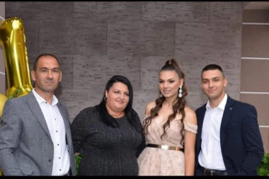 "SVEĆE GORE UMESTO OSMEHA... LJUBAV ŠTO OSTAVI SVIMA NI VREME NI SMRT NE BRIŠE"! Kristina je ubijena u masakru u Duboni, a na dan njenog rođendana osvanula potresna pesma!