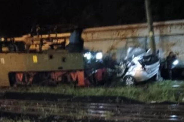 AUTOMOBIL UDARIO  U VOZ NA INDUSTRIJSKOJ PRUZI! Oglasili se Železnica posle teške nesreće u Vreocima!