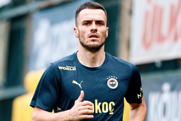 SKORO PA GOTOVO: Filip Kostić u crveno-belom dresu!