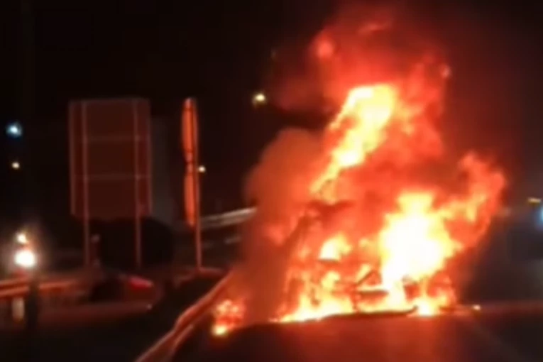 DRAMA U ZEMUNU! Sin ocu zapalio BMW!