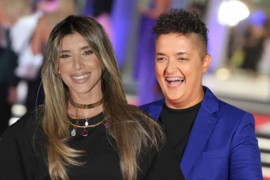 JOVANA PAJIĆ U KREVETU MARIJE ŠERIFOVIĆ: Procurila intimna fotografija iz stana naše pop zvezde! (FOTO)