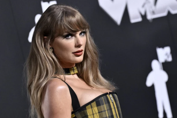 PROCURILI EKSPLICITNI SNIMCI ČUVENE PEVAČICE! Neviđeni INTIMNI kadrovi se šire MUNJEVITOM brzinom - izbio SKANDAL na mrežama!