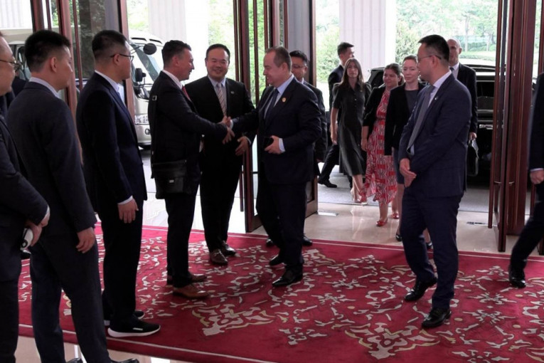 Ministar Dačić u obilasku sedišta kompanije "Huawei Technologies Co, Ltd"