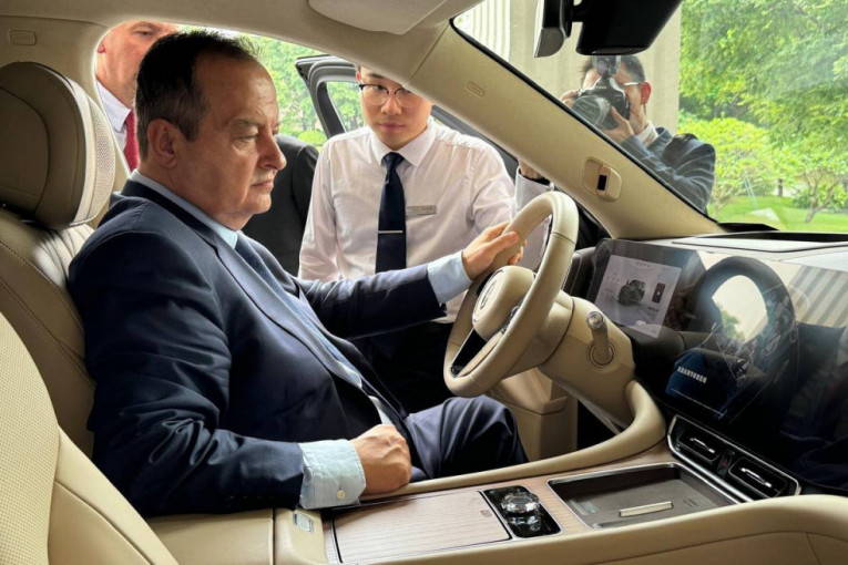 Ministar Dačić u obilasku sedišta kompanije "Huawei Technologies Co, Ltd"