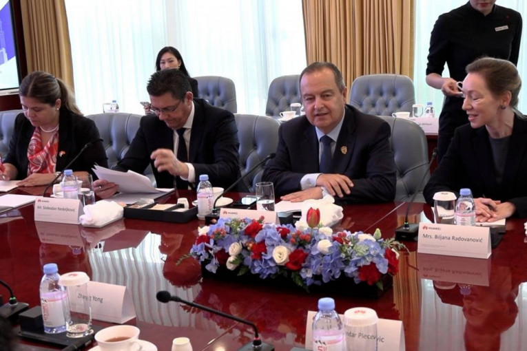 Ministar Dačić u obilasku sedišta kompanije "Huawei Technologies Co, Ltd"