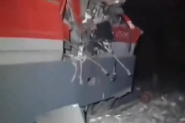 UŽAS U RUSIJI! Most pao na putnički voz! IMA MRTVIH I VIŠE DESETINA POVREĐENIH, SPASIOCI SEKU METAL KAKO BI IZVUKLI PREŽIVELE! (VIDEO/FOTO)