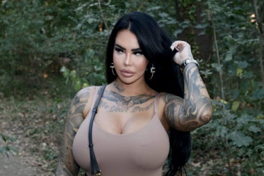 KRISTLANI LUSTERI I TELEVIZOR U KUPATILU: Anđela Veštica pokazala stan od 300.000 EVRA - bahatost na delu! (VIDEO)