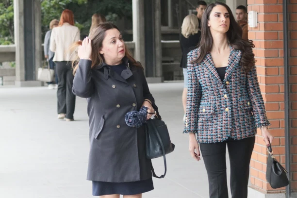 MILJANA KECMANOVIĆ U MINIĆU DOŠLA U SUDNICU, RODITELJI ŽRTAVA NE VERUJU ŠTA VIDE! Počelo suđenje roditeljima monstuma Koste Kecmanovića! (FOTO)