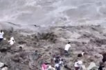 UŽAS! TURISTI POKUŠAVAJU DA NAPRAVE SELFI dok bujica nosi sve pred sobom, ono što je usledilo LEDI KRV U ŽILAMA (VIDEO)