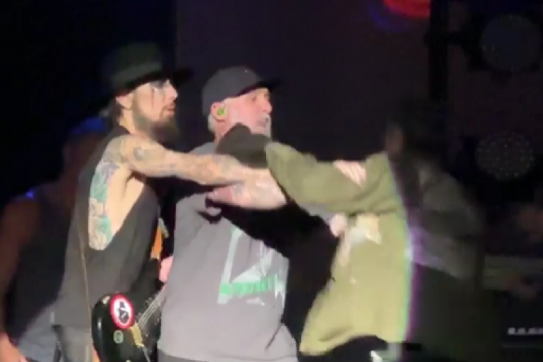 Peri Farel tuča na koncertu